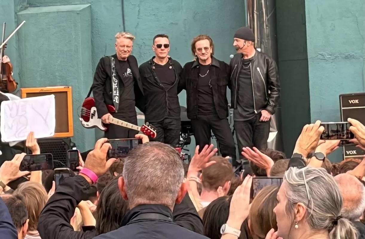 U2 celebra 50 años regresando a su escuela en Dublín