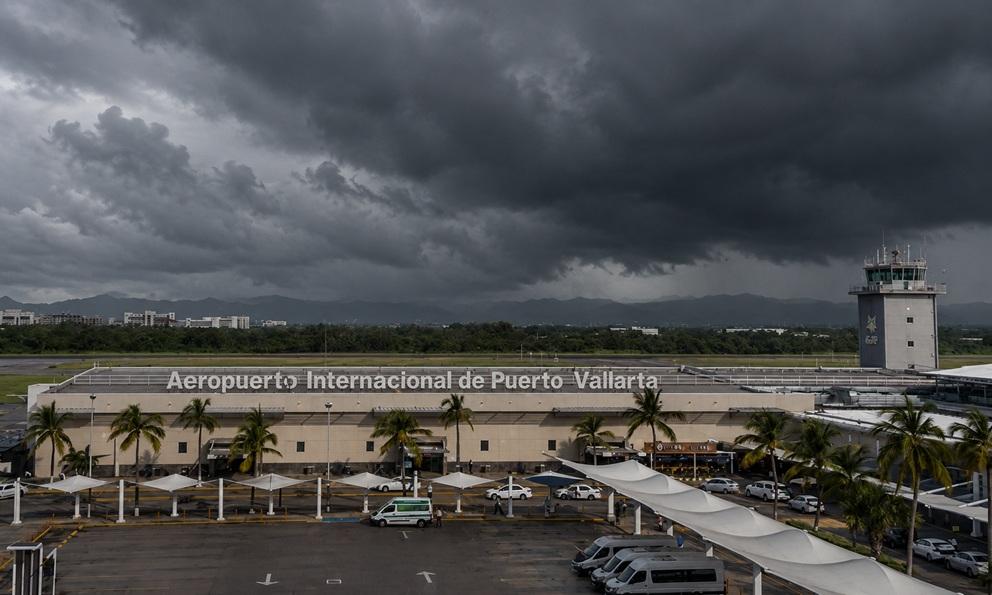Cierran aeropuerto de Puerto Vallarta, Jalisco: por huracán Simón; reabriría el lunes