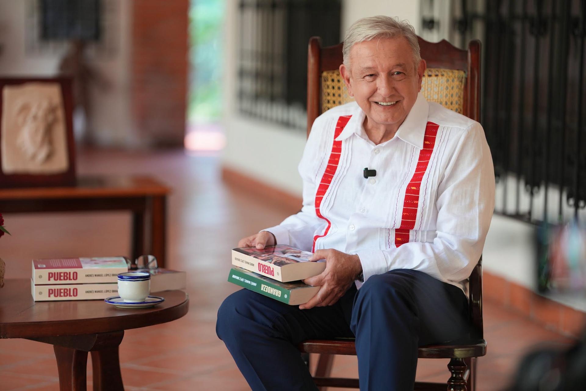 AMLO reaparece con nuevo libro en medio de señalamientos contra sus hijos