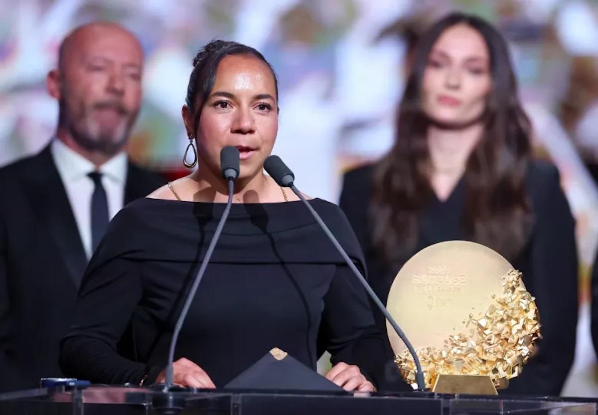 Charlyn Corral  gana el premio a Delantera del Año en el Balón de Oro