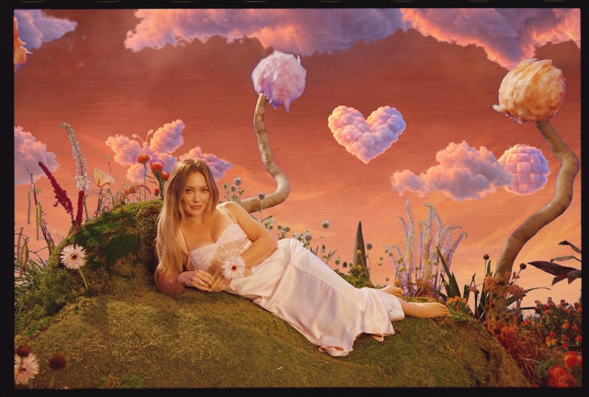 Hilary Duff le pone música a El Gato con Sombrero