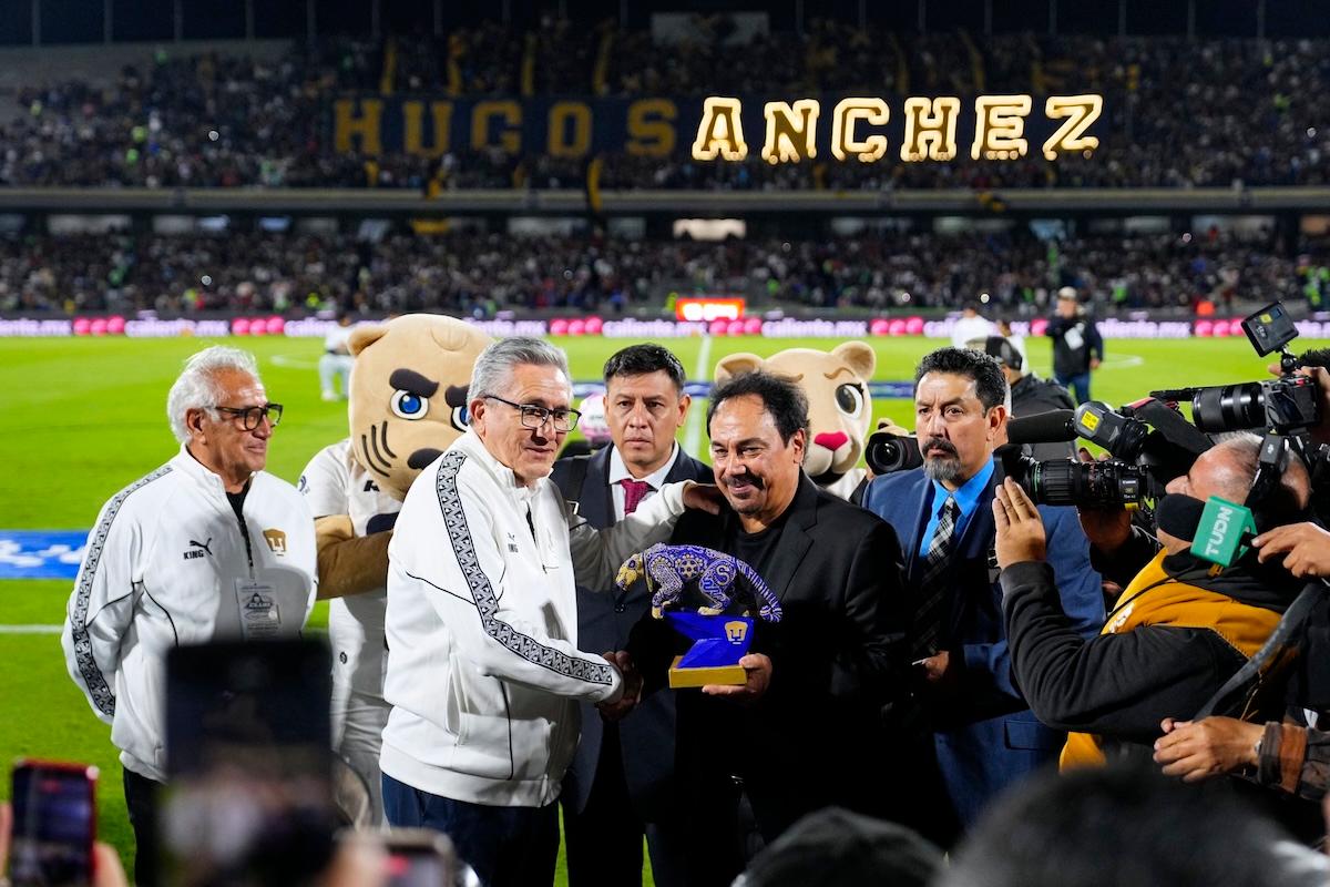 Los Pumas homenajearon a Hugo Sánchez en C.U. 