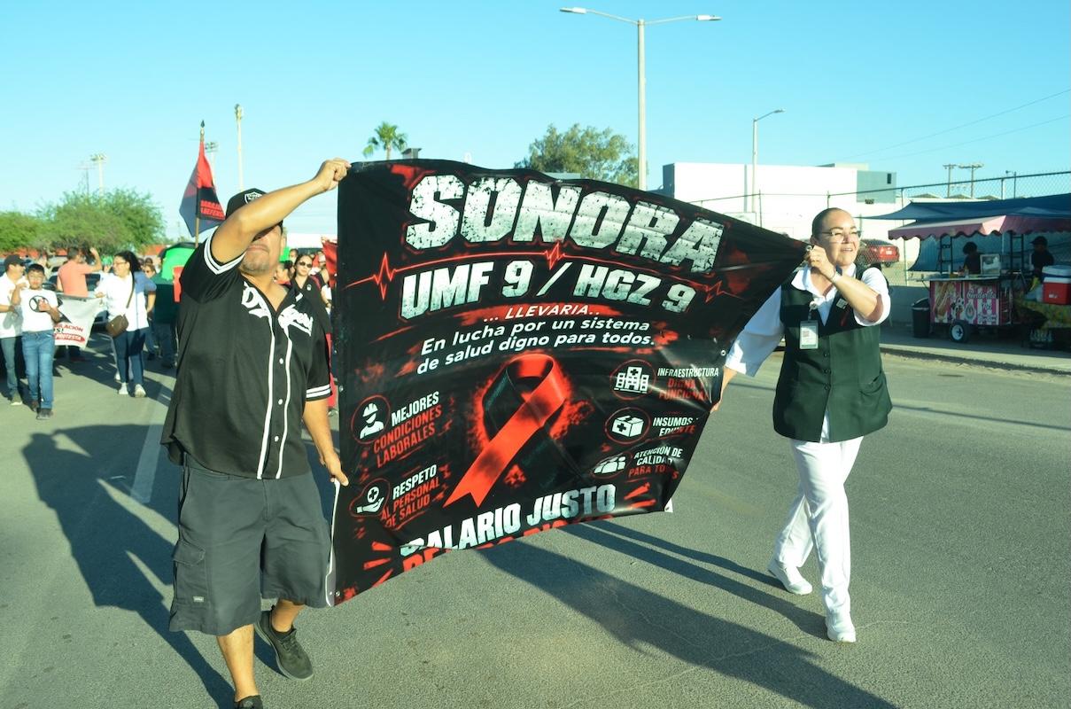 Trabajadores del IMSS marchan en Puerto Peñasco para exigir mejores salarios, insumos y más personal