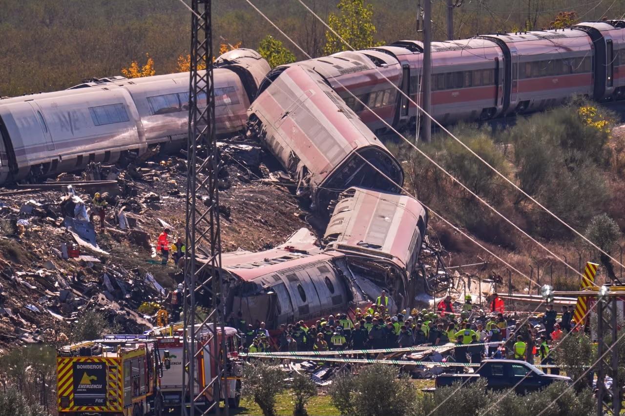 Tragedia en España: casi 70 muertos por choque de dos trenes 