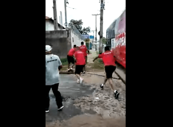 El equipo brasileño de soccer River PI apedreó a su afición