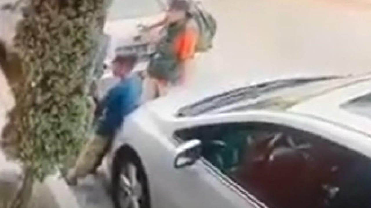 ¡Insólito! Cámara capta el momento en que presuntos “Payasos” roban a dos menores de edad