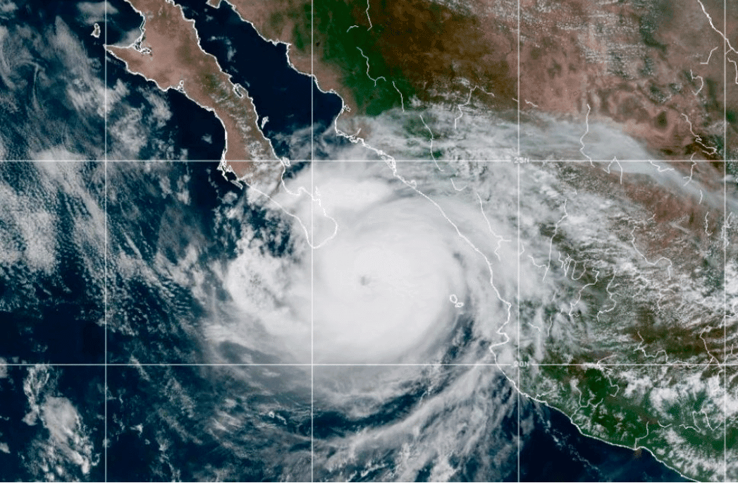 Olaf se convierte en huracán categoría 1 luego de tocar tierra en Baja California Sur