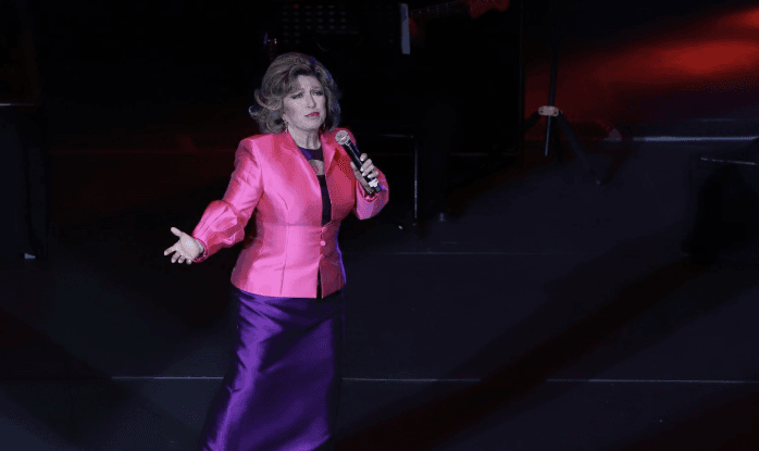 Angélica María sufre caída en el concierto del día de las madres