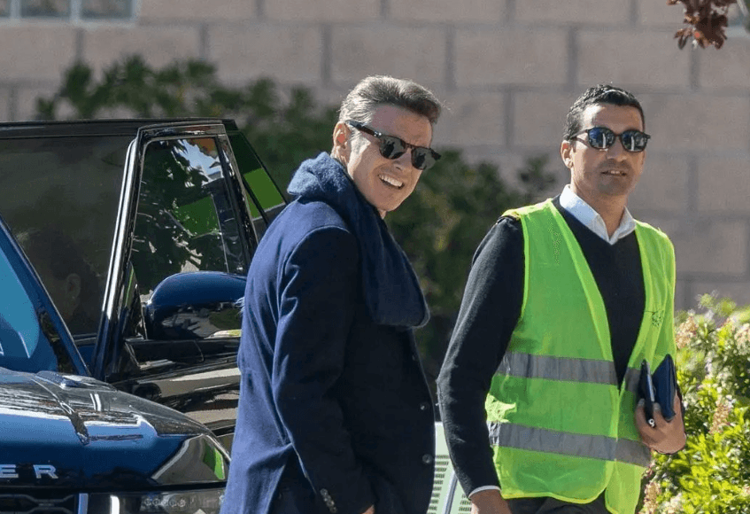 Luis Miguel lleva a las hijas de su novia a la escuela