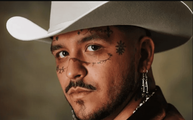 Christian Nodal manda mensajes de señas a sus fans con debilidad auditiva