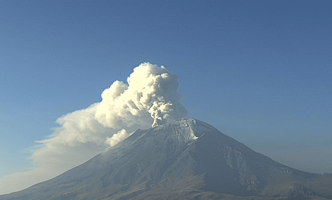 Actividad del Popocatépetl afectó vuelos del AICM
