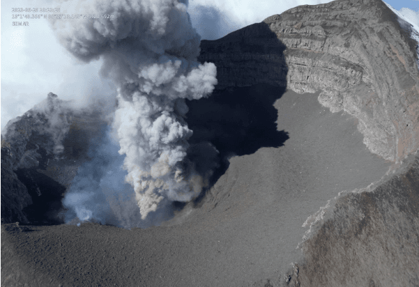 Dron de la Semar sobrevuela el cráter del Popocatépetl