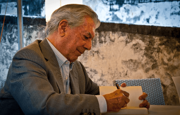 Mario Vargas Llosa está internado por covid 19