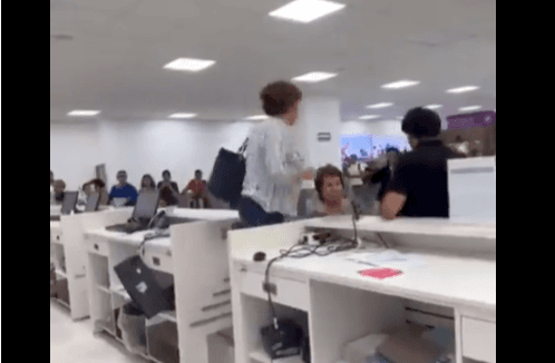 Mujer tira equipos de cómputo de aerolínea en AICM