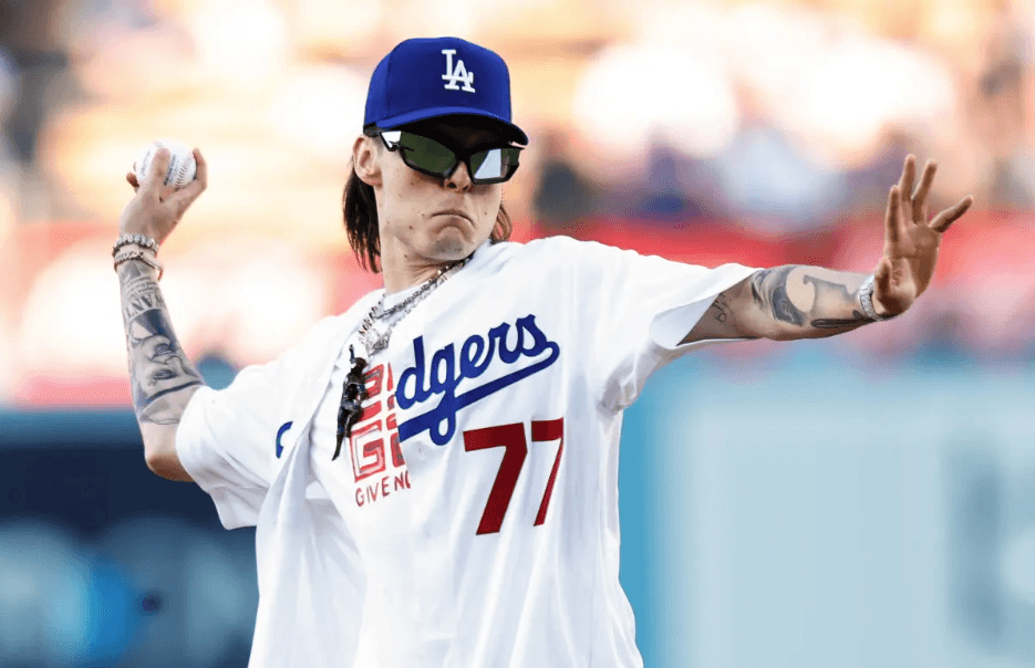 Peso Pluma triunfa en el partido de los Dodgers