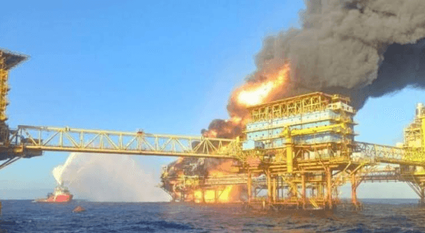 Otra de Pemex: explosión en una las plataformas de Cantarell