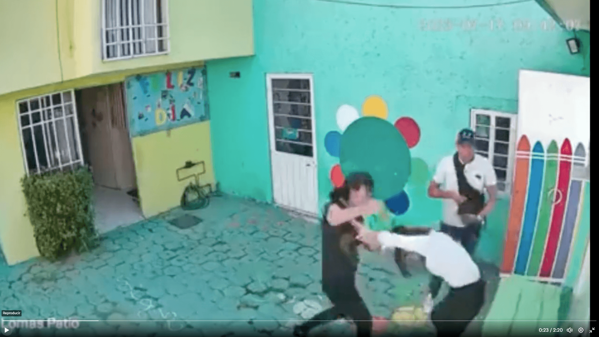 Padres golpean a maestra por burlarse de su hijo