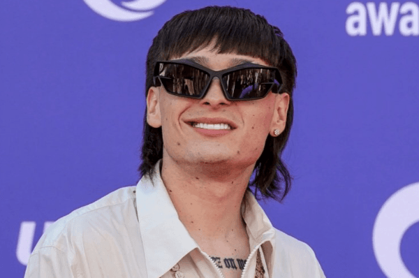 Critican a Peso Pluma por hablar como argentino