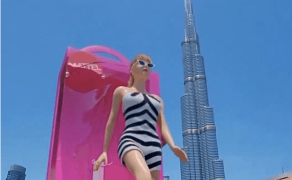 Enorme Barbie llega a Dubái