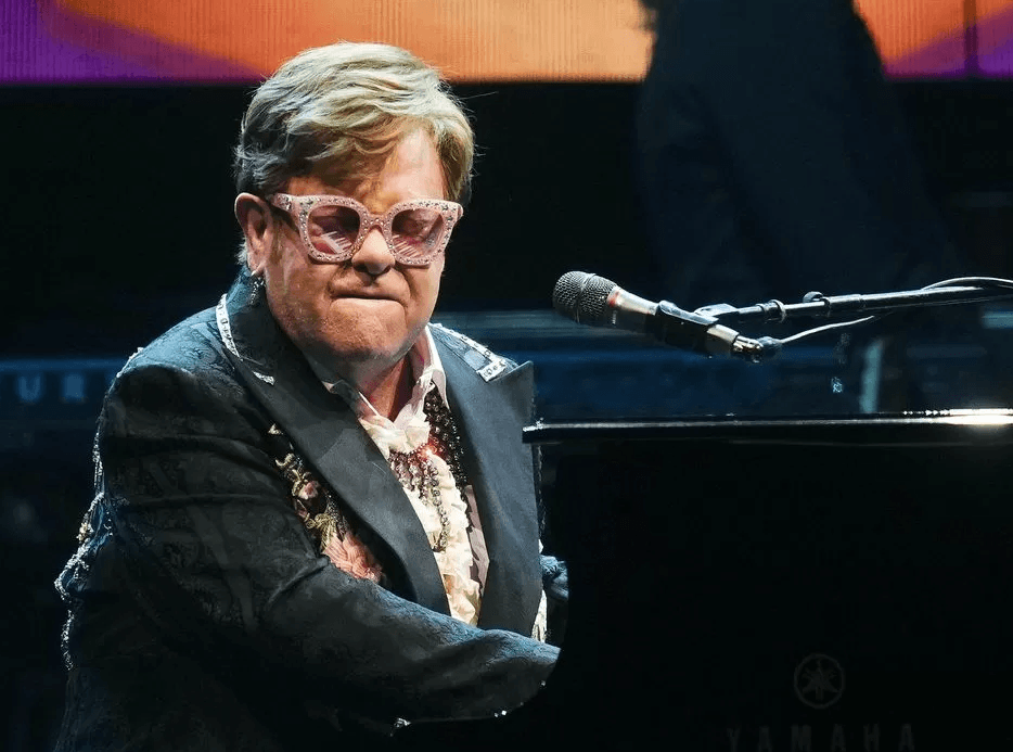 Elton John fue hospitalizado de emergencia