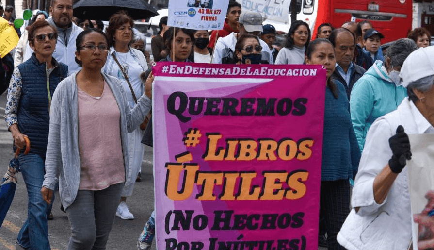 Padres de familia marchan contra los libros de texto en Guanajuato