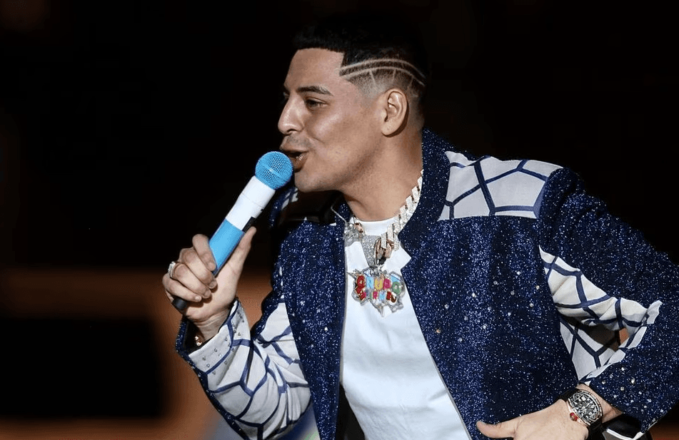 Eduin Caz no se va de Grupo Firme