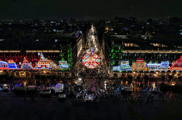 El Zócalo ya está iluminado por las fiestas patrias