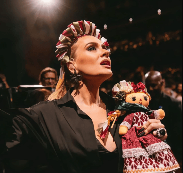 Adele festeja a México con diadema queretana