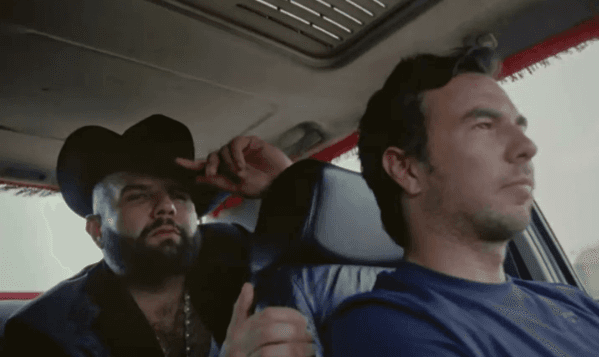 Checo Pérez se transforma en chofer de Carín León