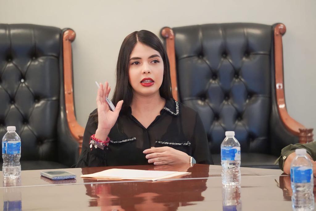 Andrea Flores lidera reunión para mejorar el servicio de la Ruta 15