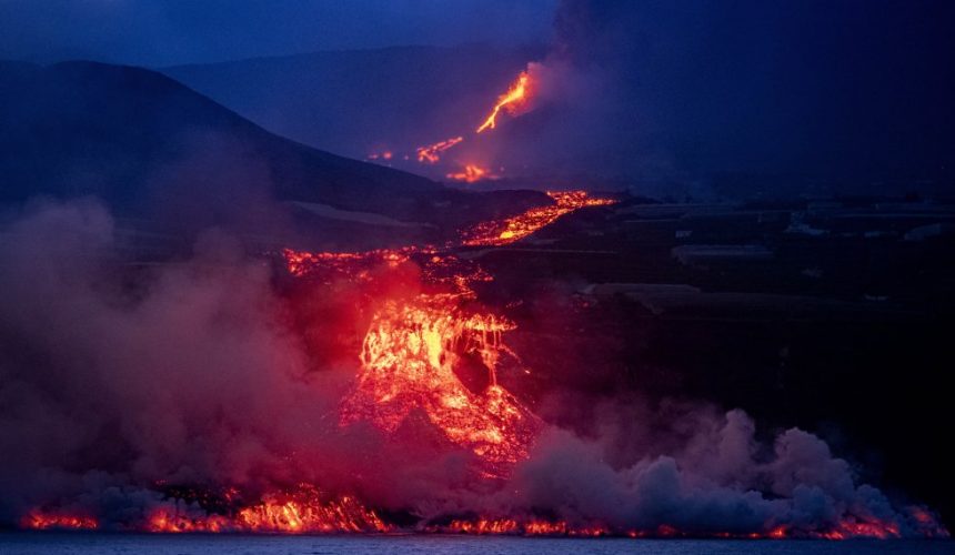 volcán La Palma lava toca el mar