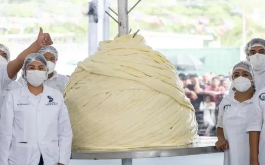 Oaxaca tiene el Récord Guinness por el quesillo más grande del mundo 