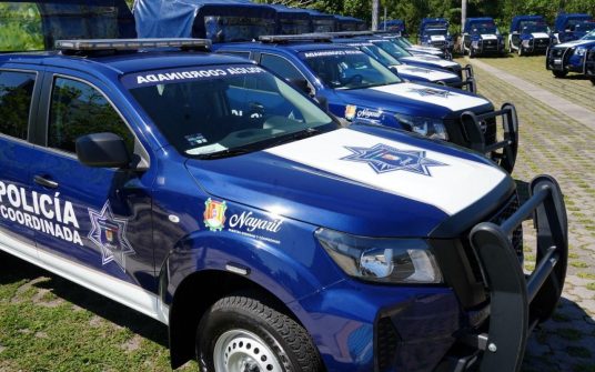 Entrega gobernador de Nayarit 67 Radio Patrullas a policías municipales y estatales