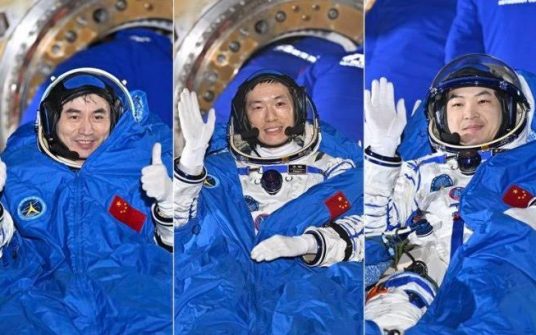 Tres astronautas chinos regresan a la Tierra 