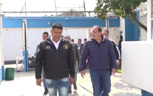 Ex futbolistas asistieron a centros penitenciarios para convivir con internos 