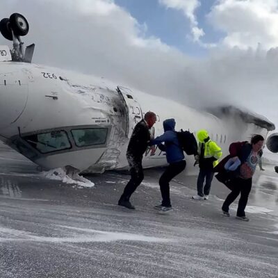 Investigan causas de la volcadura del avión de Delta en Toronto